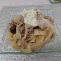 フラテッロ・ディ・ミクニ - 上川産渓谷味豚を使ったサルシッチャとキノコのフェットチーネ 滝上町の行者にんにく入りクリームチーズをのせて