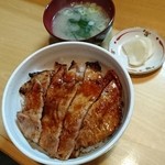炭火豚丼 炭火焼き鳥 グリルドチキン よっ - 豚丼(盛)大葉抜き　870円