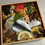 吾妻寿司 - 十数種類の具材が入っています