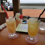 カフェ　ニック - パイナップルジュース（右）＆グレープフルーツジュース（右）