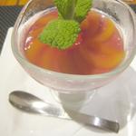 トラットリア ダイ パエサーニ - アブルッツォ産サワーチェリーのリキュールとアプリコットのパンナコッタ　￥700