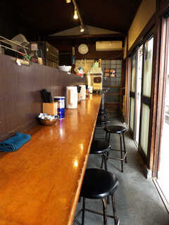 Jikaseimen Itou - カウンターのみ8席。古い木造の温かみを活かした、レトロな空間も魅力