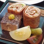 ザ・カフェ by アマン - スペックと春キャベツのガレット
      パテ・ド・カンパーニュ
      トマト、ピクルス