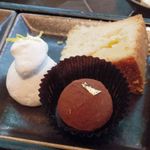 ザ・カフェ by アマン - 高知県産柚子のムラングシャンティ
      日本酒真澄のトリュフチョコレート
      愛媛県産清見ミカンとマジョレーヌ