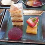 ザ・カフェ by アマン - 福岡県産あまおうのクランブル
      愛媛県産ブラッドオレンジのガトーバスク
      ラズベリーのパートドフリュイ