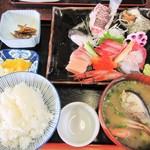 よくばり刺身定食。2000円