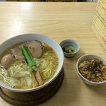 支那そば心麺 - 塩ワンタン麺味玉とホタテ飯小。950円＋200円。味玉は、クーポン券利用で無料。