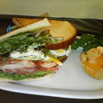 ジ・エクスチェンジ - アメリカンクラブハウスサンド（ベーコン，チキン，タマゴ，野菜）