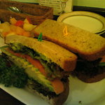 ジ・エクスチェンジ - アボカドサーモンサンド