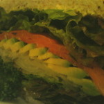 ジ・エクスチェンジ - アボカドサーモンサンド　（アップ）