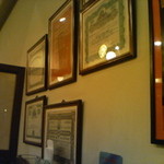 ジ・エクスチェンジ - 古い証券が飾られている