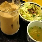 洋麺屋五右衛門 - セットのサラダ、スープ、アイスカフェオレ