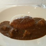 ご飯にカレーたっぷり掛けます。