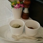 カレーのお供。福神漬けとピクルスです。