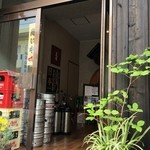 うめや商店 - 控えめなお店入り口