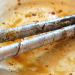 河合太刀魚巻店 - 食べ終わった後の竹串には、太刀魚の銀色の皮がみっちりと付いていました