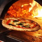 PIZZERIA ISOLA - 本場ナポリにこだわった『ISOLAのピッツァ』を名古屋で!小麦粉やモッツァレラチーズなどは本場イタリアの食材を使い、職人がISOLAまで来て作ったピザ窯で本場の焼き方を再現。イタリア旅行気分を感じる事ができる本格ピッツァ。表面はパリっと、耳の周りはモチっとして香ばしい仕上がり。参考：マルゲリータ1360円【名古屋イタリアンワイン貸切飲み放題ランチ歓送迎会記念日】