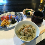 和食 了寛 - 菜飯と赤だし味噌汁香の物、本マスの味噌漬焼き、とうもろこしかき揚げ、ワカメ。