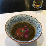 和食 了寛 - もずく酢トマトの梅酢漬け。