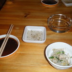 ジンギスカン・焼肉 なべ家 - 普通のタレと、レモンにコショウが入ったタレ