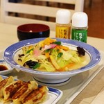 リンガーハット - 料理写真:野菜たっぷりちゃんぽんミドルサイズ＋ぎょうざ