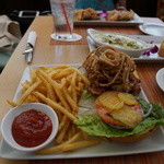 Wood & Bucket Tapas Bar & Grill - 究極バーガー。
            うま！