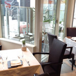 Ginza Restaurant Aux Amis - 明るい店内