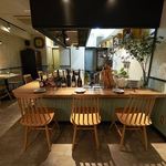 ハイド アンド シーク - ゆっくりお酒を愉しめる落ち着いたカウンター席
