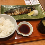 菜々家 - サバの塩焼き定食 これに惣菜バーがついて734円です