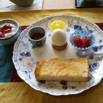 Garden Cafe Momo - モーニング・Aセット（トースト、イチゴジャム、ゆで卵、フルーツ（いちご）、ゼリー）