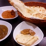 インドカレーバイキング カルカッタ - バターチキンとほうれん草チキン、それからパパドとパコラを取ってきました