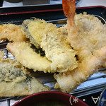 Tempuratenjinya - まんぷく天ぷら定食(1090円)魚×2・海老×2・野菜×3・鶏・鶏!!