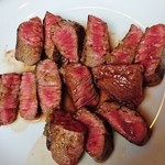 Cozy - ミディアムレアに焼かれた肉は、霜降り肉ではないものの、噛みごたえがあり、肉の旨みが感じられて…
            旨いっすよぉぉぉぉ～～～～！！＼(◎o◎)／！！