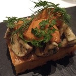 カンテサンス - ケークサレ パルミジャーノ ブラウンマッシュルーム 雲丹をのせて
