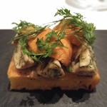 カンテサンス - ケークサレ パルミジャーノ ブラウンマッシュルーム 雲丹をのせて