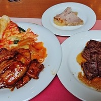 Cozy - 左『豚バラ肉の蒲焼仕立て』『アスパラガスと牛肉の黒胡椒炒め』真ん中『骨付き豚モモ肉のローストハム』右『オージー ロングレイン ランプステーキ』～♪(^o^)丿
