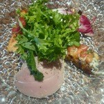 前作盛り合わせ(しらすとフルーツトマトのブルスケッタ、自家製ハムなど)