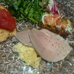 タルタル風卵と紫玉葱のサラダ、茸のフリッタータに濃縮トマトソースが合う！