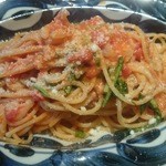カレー粉がポイント、海老と愛知県産ルッコラのトマトクリームソースパスタ大盛り150円