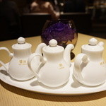 中国料理 「王朝」 - [内観] テーブル席 ② 卓上調味料 アップ♪ｗ