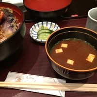 天ぷら ひさご - 赤だしと香の物は美味しい。