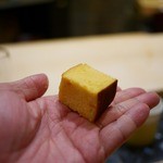 初音鮨 - 鱧のすり身が入った玉子焼き