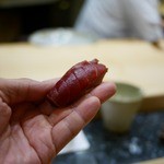 初音鮨 - 赤身の漬け(大間)