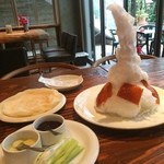 北京ダックモンスター - インパクト大！ひとりでランチに入ったら、一人前で提供してくれました❤️綿飴と一緒に食べるのは初体験でしたが、面白いですね♪今度デートで来よう