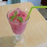 カフェ アムリタ - ピンク（ラズベリー）の甘酒スムージー