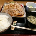 かつら - 生姜焼き定食　860円