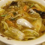 大阪王将 - あんかけラーメンはそれほど辛くないです。