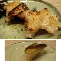 焼き鳥とワイン 萬鳥 祇園店 - ◆手羽先・・よく焼いてあるので皮もパリパリで美味しい。
                塩加減も丁度よく、これが一番気に入りました。◆下：水茄子のお漬物