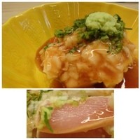 焼き鳥とワイン 萬鳥 祇園店 - 鶏刺し・・鶏むね肉と刻んだ山芋などを梅肉ソースで頂きますが、これ美味しい。
                鶏肉はレアに仕上げてありますので柔らかいですし、梅肉がよく合います。