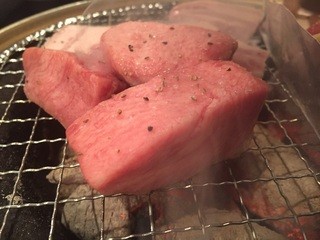 h Sumibi Horumon Yakiniku Kimmaru - 厚切り牛タン